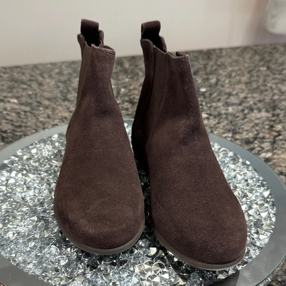AEROSOLES Step Dance Brown suede leather Ankle Bootie NWOT 6